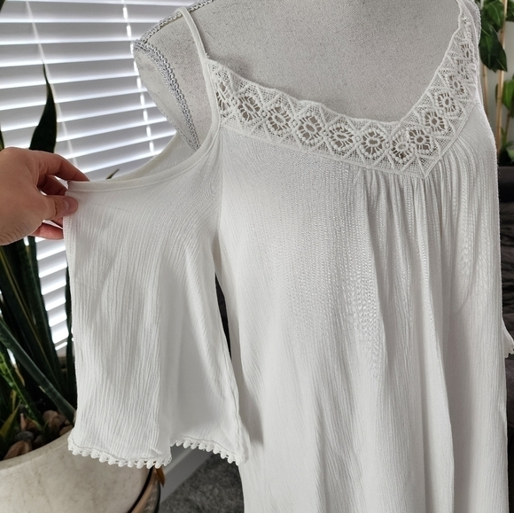 NAÏF Cold Shoulder Dress Size small. Good preowned condition. - Picture 2 of 7